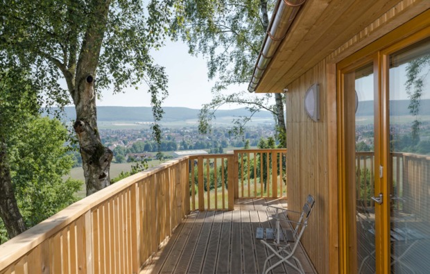 baumhaus-uebernachtung-aerzen-terrasse