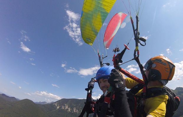 gleitschirm-tandemflug-bergen-im-chiemgau-erlebnis