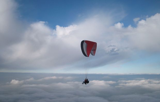 gleitschirm-tandemflug-bergen-im-chiemgau-wolken