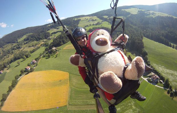 gleitschirm-tandemflug-meransen-paar-teddybaer