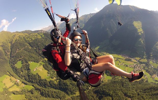gleitschirm-tandemflug-meransen-paar