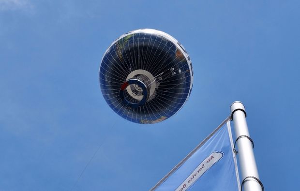 ballonfahren-berlin-blauer-himmel-mit-ballon