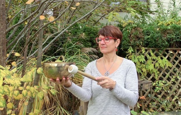 klangschalenmassage-hargelsberg-garten