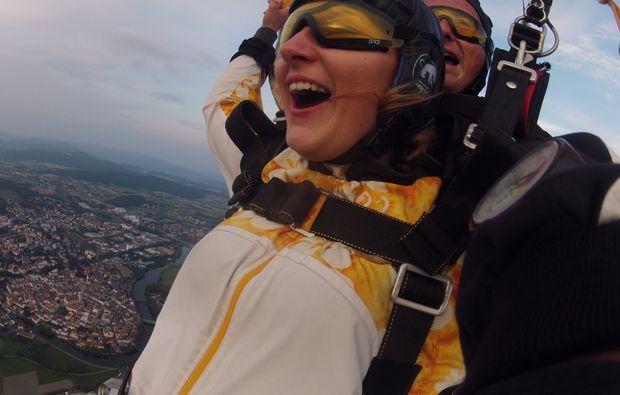 fallschirm-tandemsprung-arnbruck-mid-air-selfie