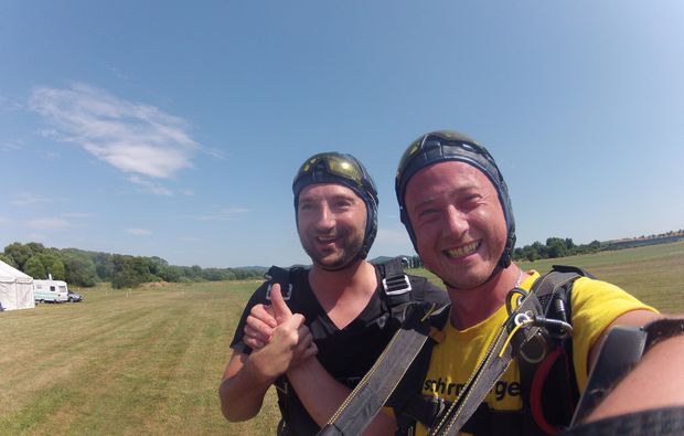 fallschirm-tandemsprung-arnbruck-selfie-am-boden