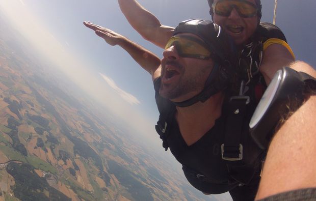 fallschirm-tandemsprung-arnbruck-selfie-free-fall