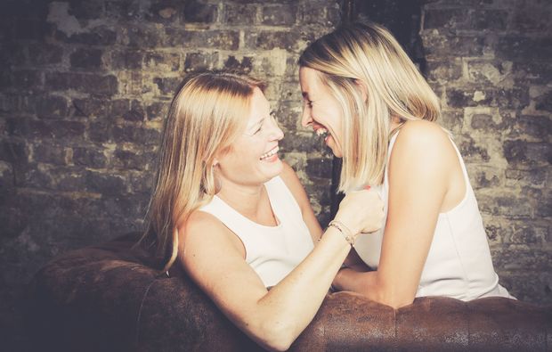 best-friends-fotoshooting-innsbruck-couch