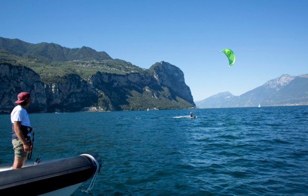 aktivurlaub-kitesurfurlaub-brenzone-wassersport