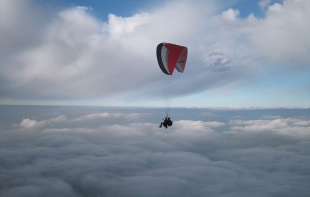 gleitschirm-tandemflug-koessen-wolken