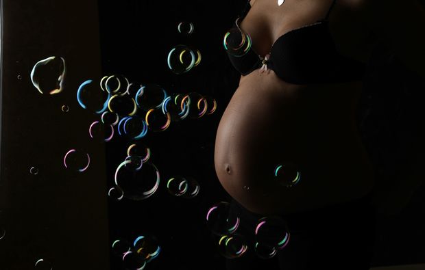 babybauch-fotoshooting-wien-zentrum-seifenblasen