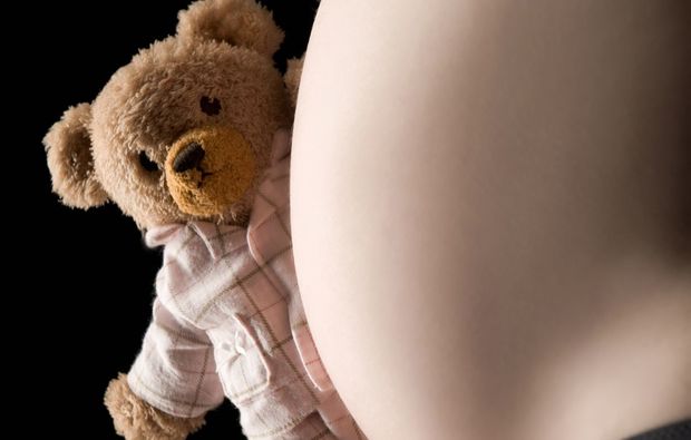 babybauch-fotoshooting-innsbruck-teddy-bear