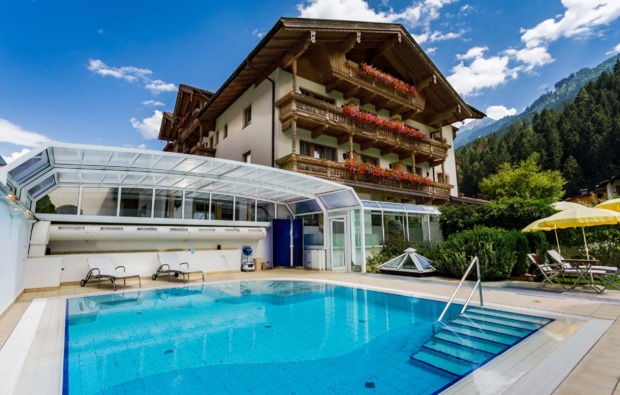 romantikwochenende-mayrhofen-pool