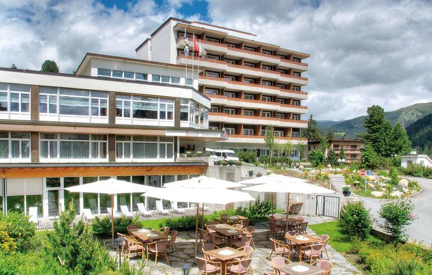 wellness-wochenende-davos-hotel-terrasse