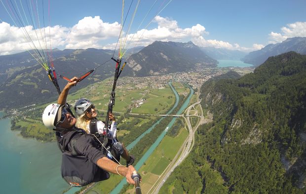 tandem-paragliding-interlaken-fliege-im-sommer
