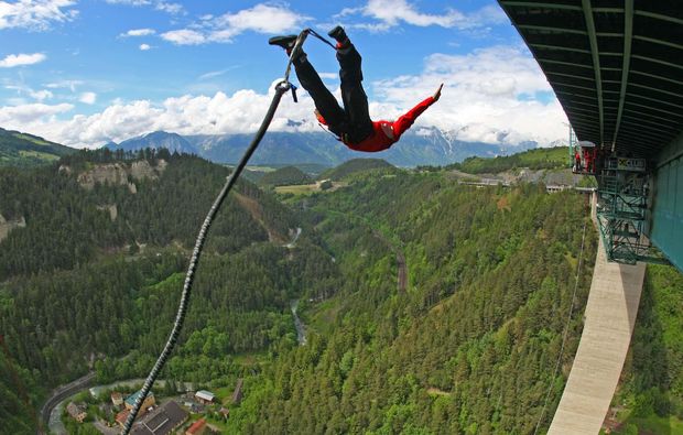 bungy-jumping-europabruecke-bei-innsbruck-absprung