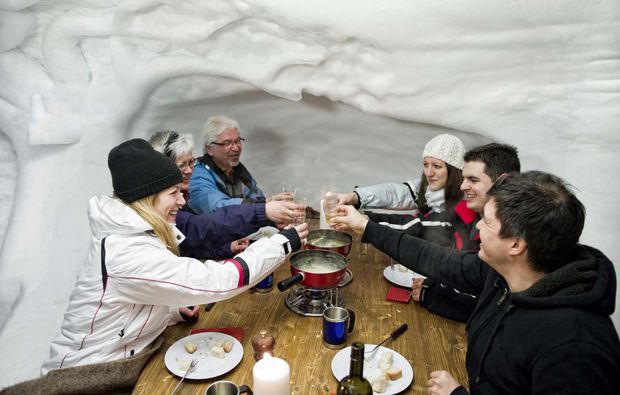 iglu-uebernachtung-davos-party