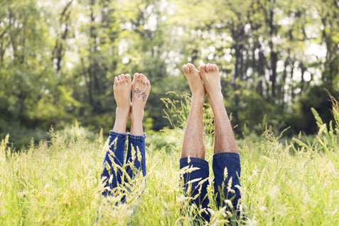 Beine im Gras