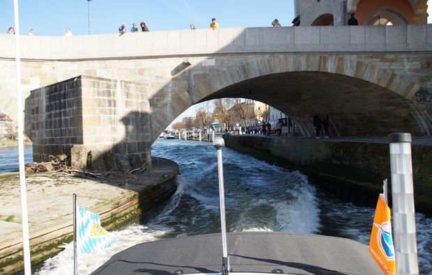 motorboot-fahren-regensburg-bruecke