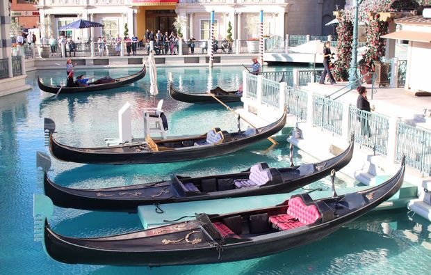erlebnisreise-venedig-liebeszauber-gondeln