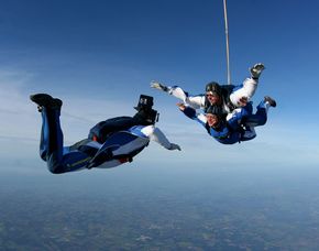 Fallschirm-Tandemsprung - 3.000-4.000 Meter Sprung aus 3.000-4000 Metern Höhe - ca. 25-50 Sekunden freier Fall