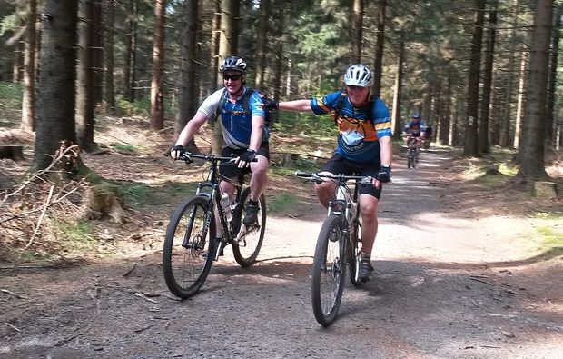 mountainbike-kurs-neuhaus-am-rennweg-spannend