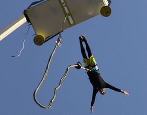 Bungee Jumping - 100 Meter von einem 100 Meter hohen Kran an einer Feststation