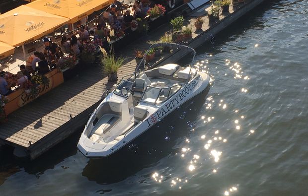 speedboot-fahren-frankfurt-main-kapitaen