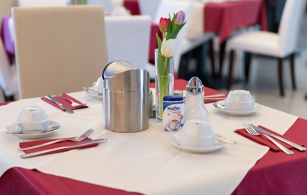 staedtetrips-frankfurt-am-main-esstisch