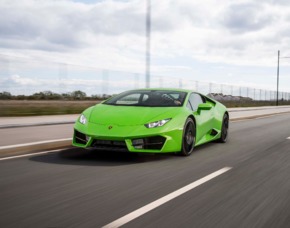 Supersportwagen auf der Stra�e fahren