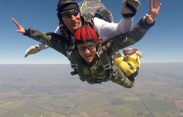 fallschirm-tandemsprung-breclav-fallen