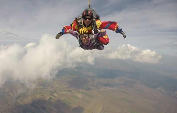 fallschirm-tandemsprung-breclav-wolken