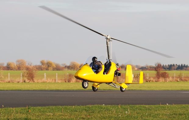 tragschrauber-rundflug-weiden-in-der-oberpfalz-gyrocopter-gelb-landung