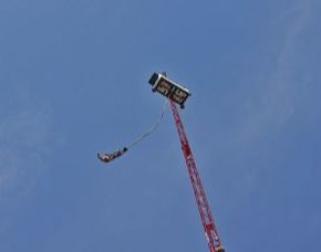 Bungee Jumping - mobil von einem 70 Meter hohen Kran