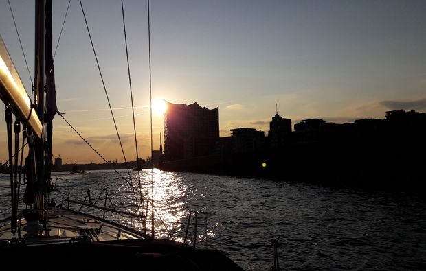 segeltoern-hamburg-sonnenuntergang