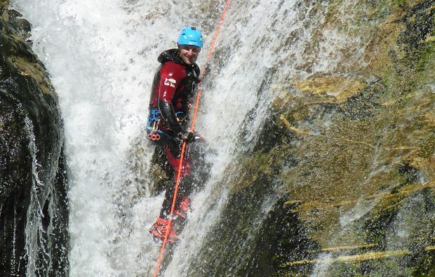 canyoning-tour-reutte-felswand-wasser