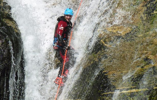 canyoning-tour-sonfhofen-felswand-wasser