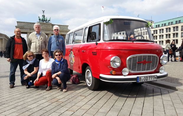 kulinarische-stadtrundfahrt-berlin-bus-vorm-tor