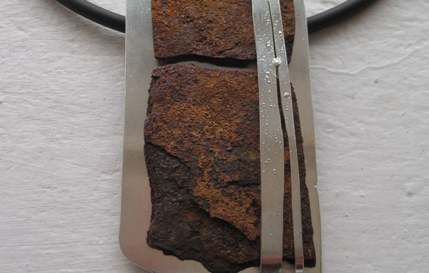 goldschmieden-pforzheim-stein-mit-schmuck