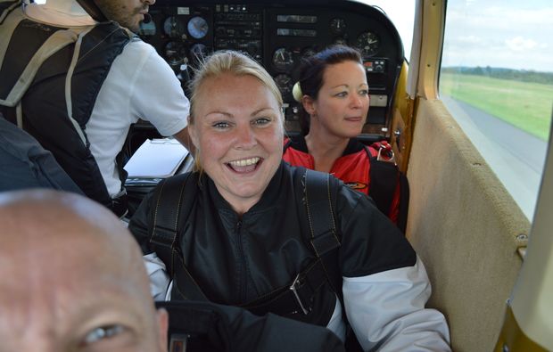 lachen-fallschirm-tandemsprung-schoengleina