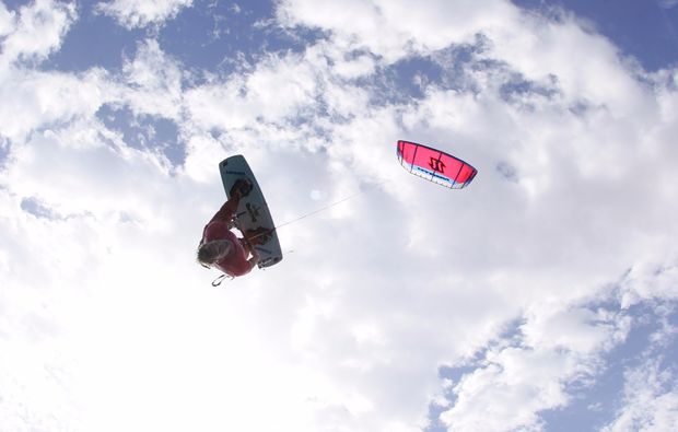 kitesurf-schnupperkurs-schubystrand-damp-tricks