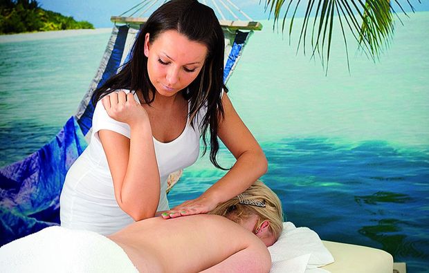 hot-stone-massage-bad-homburg-massieren