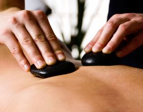 Hot Stone Massage Wiesbaden - Hot Stone Massage: Ganzkörpermassage indianischen Ursprungs