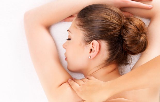 lava-shell-ganzkoerpermassage-eppelheim-rueckenmassage