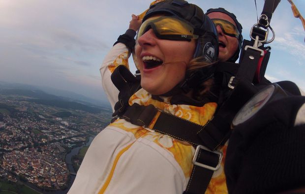 fallschirm-tandemsprung-arnbruck-mid-air-selfie-abenteuer