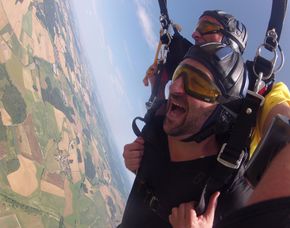 Fallschirm-Tandemsprung - 3.000-4.300 Meter Sprung aus 3.000-4.300 Metern - ca. 30-60 Sekunden freier Fall