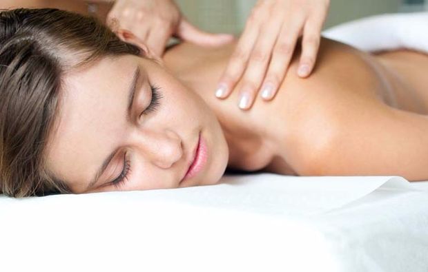 hot-stone-massage-bremen-masseur