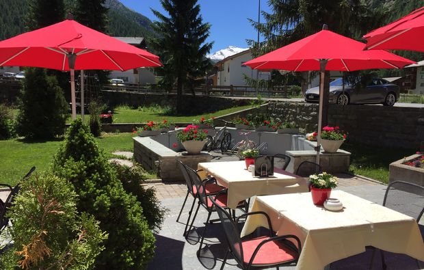 romantikwochenende-saas-almagell-terrasse