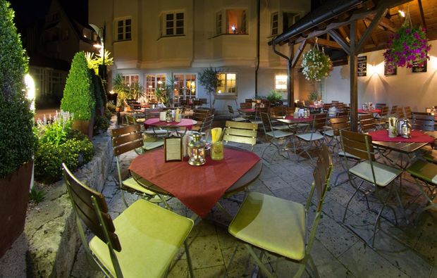 romantikwochenende-ehingen-terrasse-abend