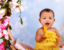 kinder-fotoshooting-niederwinkling-baby-mit-blumen