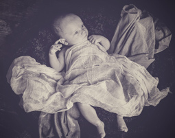 kinder-fotoshooting-niederwinkling-baby-mit-tuch